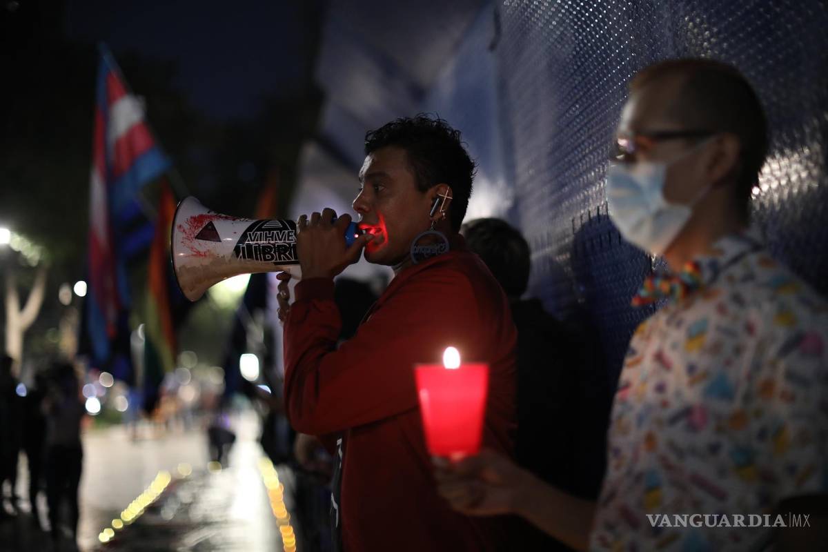 $!A manera de protesta, los manifestantes cargaron un ataúd envuelto en una bandera arcoíris para mostrar su hartazgo por estos crímenes de odio los cuales, aseguraron, se han recrudecido en los últimos años.