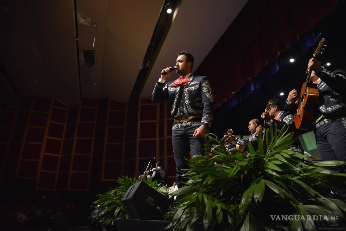 $!El Mariachi Gama 1000 también interpretó por su cuenta grandes joyas de la música mexicana.