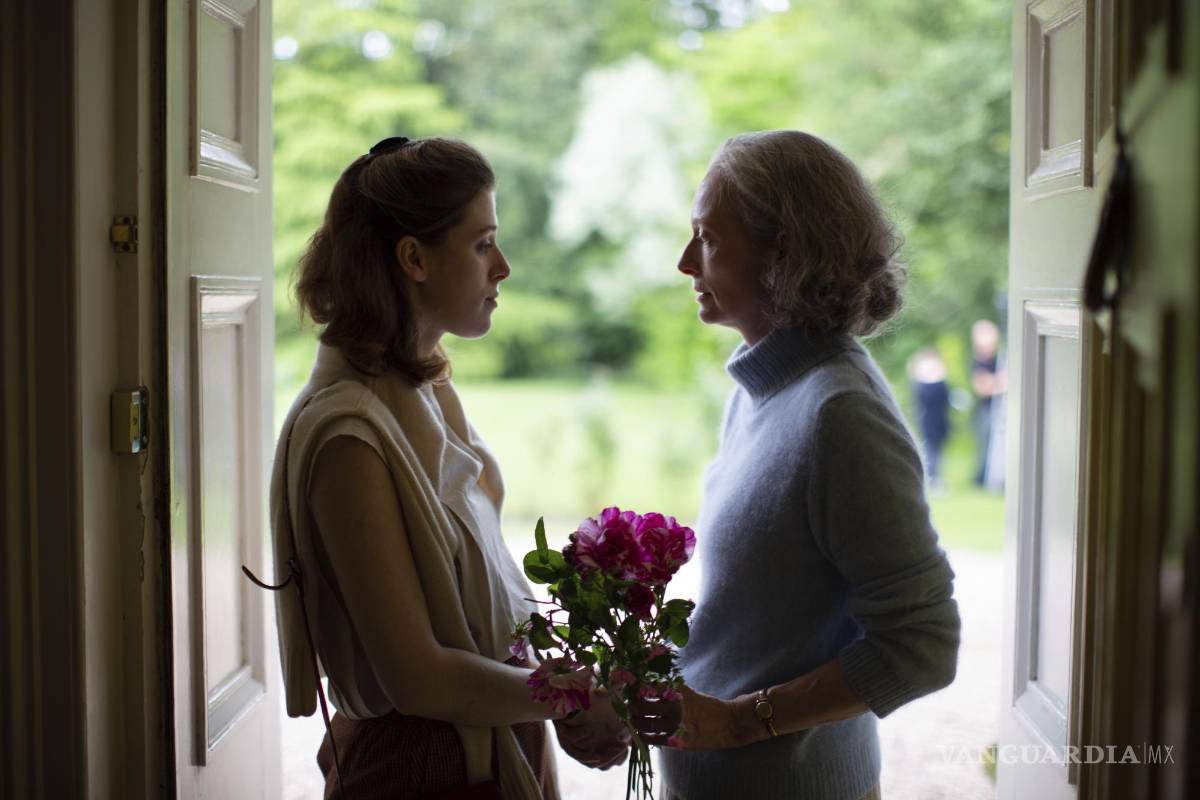 $!En esta imagen difundida por A24, Honor Swinton Byrne, a la izquierda, y Tilda Swinton, en una escena de The Souvenir Part II. AP/A24