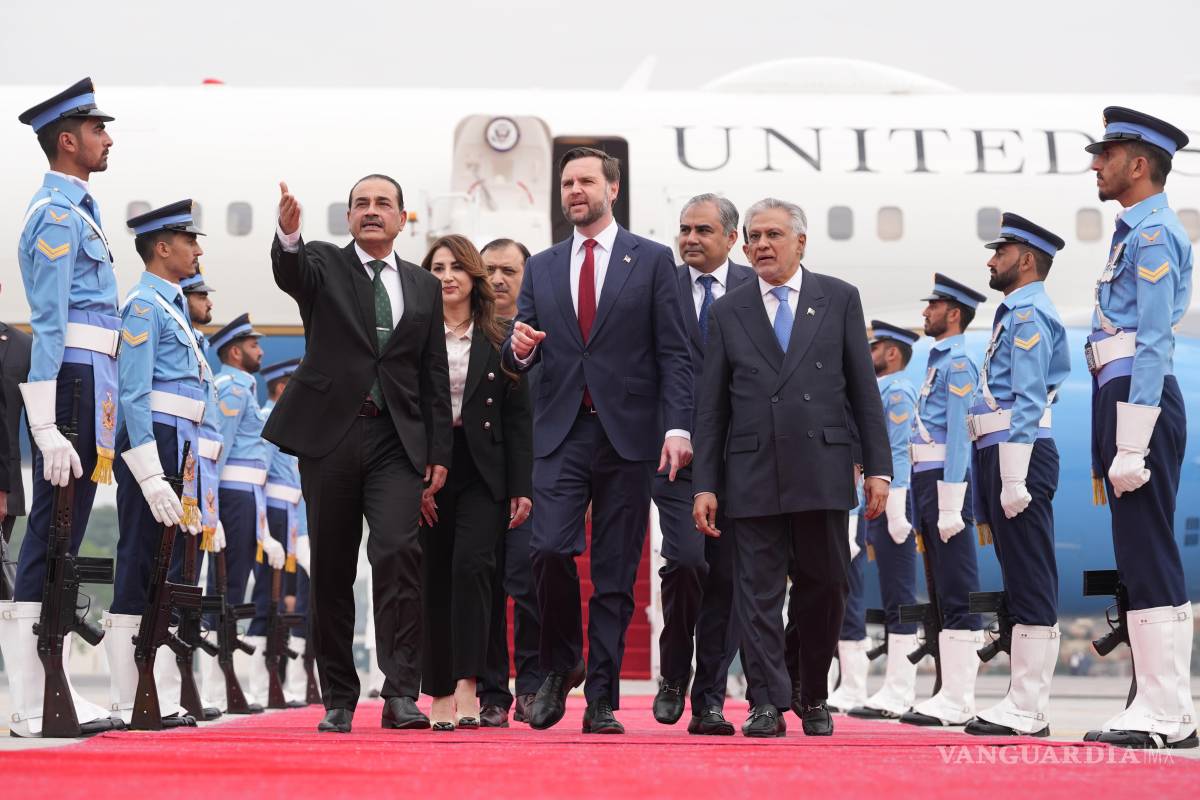 $!El vicepresidente de Estados Unidos, JD Vance (c), camina junto al jefe de las Fuerzas Armadas y jefe del Estado Mayor del Ejército de Pakistán.