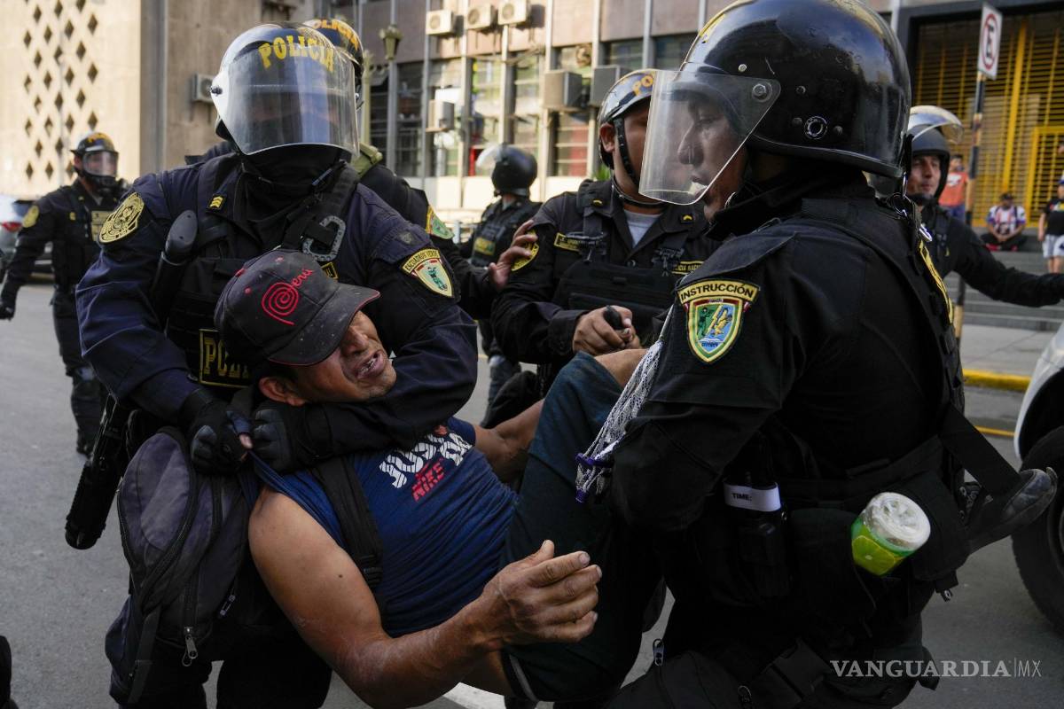 $!La policía detiene a un manifestante que marchaba contra la presidenta Dina Boluarte en Lima, Perú.