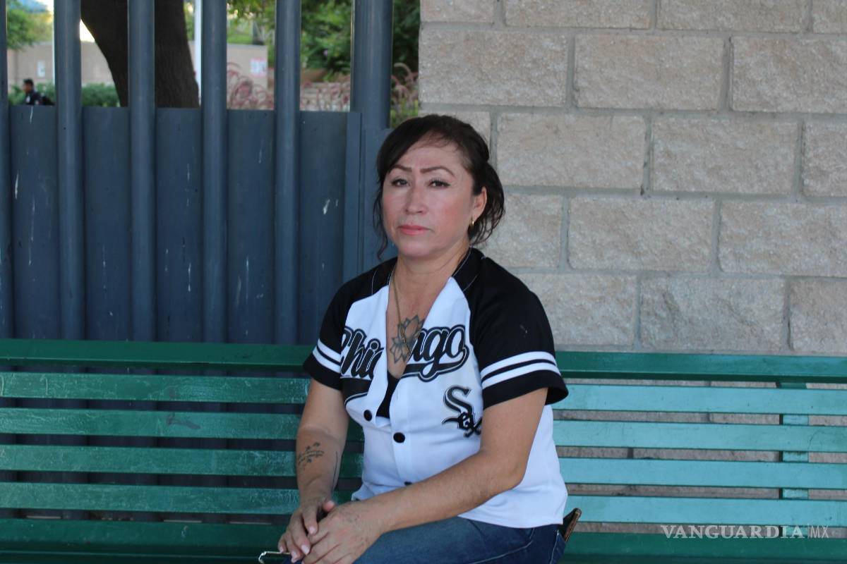 $!Imelda Martínez a las afueras del Parque Fundadores de Torreón, después de haber entregado apoyos a familias. Para ella este dolor empezó a buscar salvaguardar a los menores afectados.