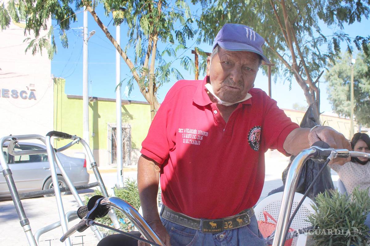 $!Durante dos semanas, la presidencia del pequeño municipio de Viesca, estuvo cerrada por exbarrenderos y exbarrenderas que fueron despedidos. Don Cristiano fue uno de ellos.