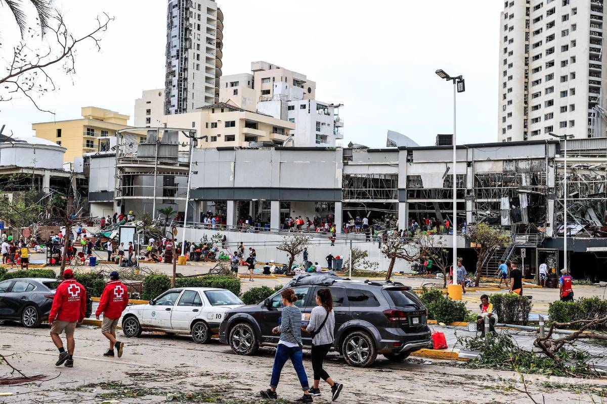 $!Vecinos empiezan con las labores de recuperación tras el paso del huracán Otis en el balneario de Acapulco, en el estado de Guerrero, México.