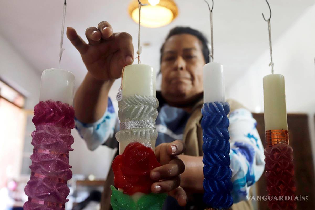 Velas escamadas iluminan el camino de las almas en los altares del Día de Muertos en México