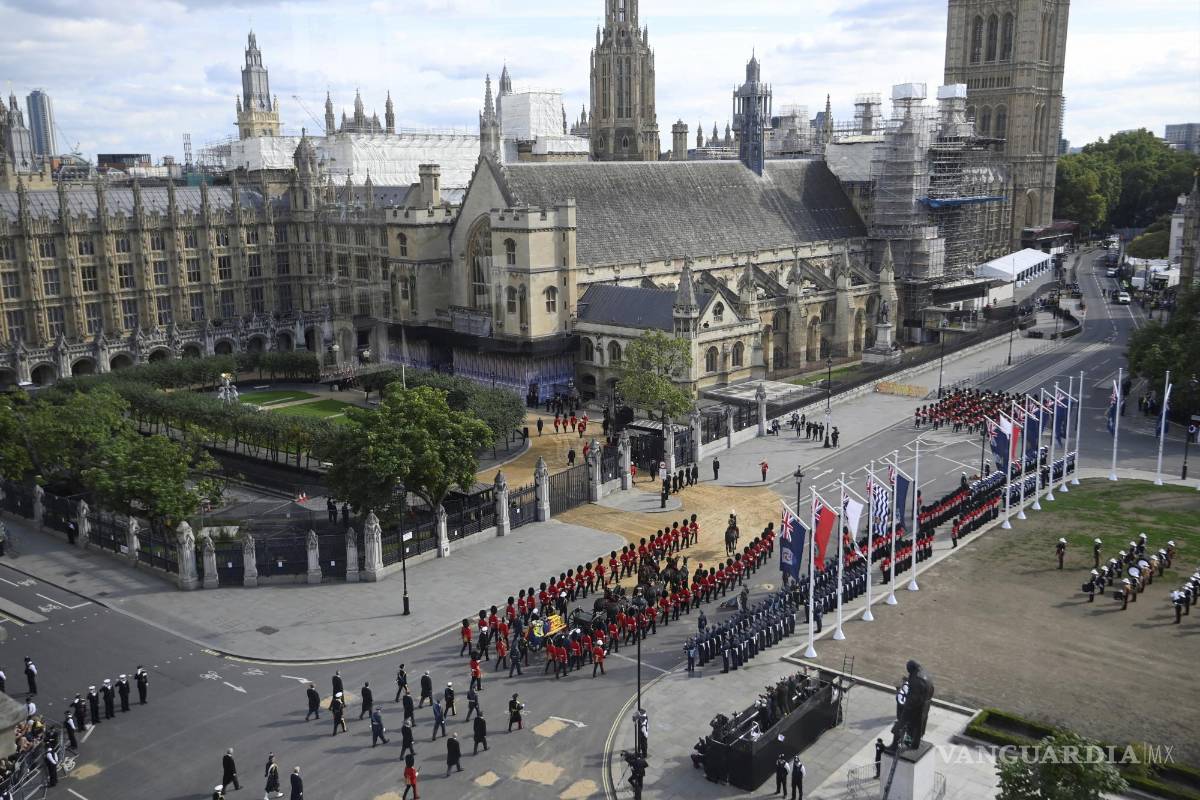 $!La procesión del ataúd de la reina Isabel II de Gran Bretaña se traslada desde el Palacio de Buckingham a Westminster Hall en Londres.