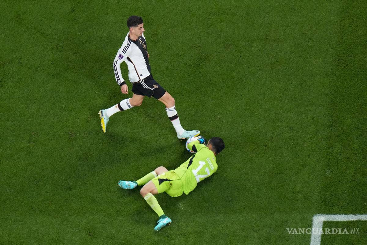 $!Shuichi Gonda bloquea un tiro de Kai Havertz durante el debut en Qatar 2022.