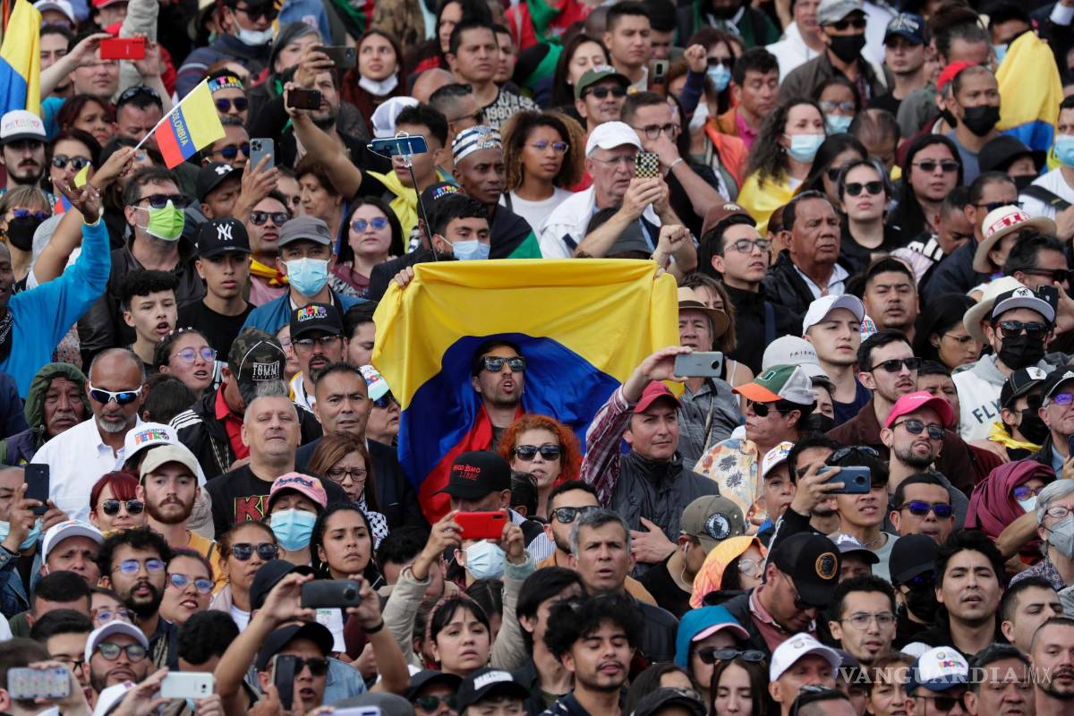 $!Participantes observan la ceremonia de investidura del presidente Gustavo Petro en la Plaza Bolívar de Bogotá, Colombia.