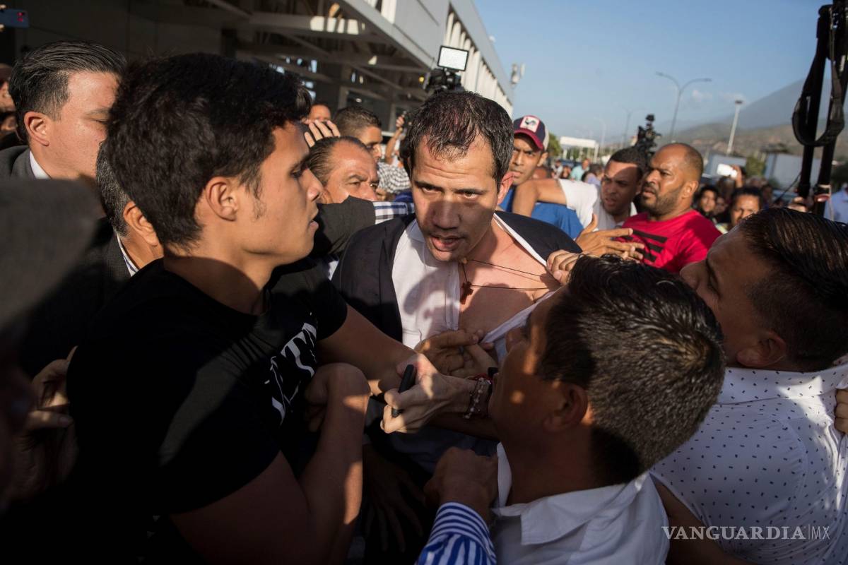 Golpean a Juan Guaidó al volver a Venezuela