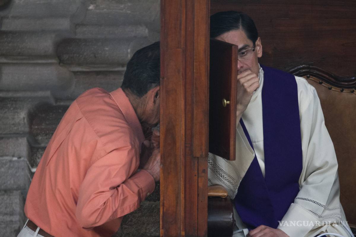 Usan curas retiros para seducir a los jovencitos