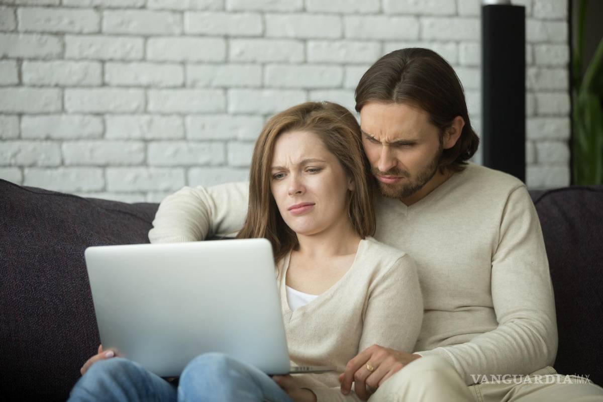 $!Pareja con gesto de extrañeza al consultar operación 'online'.
