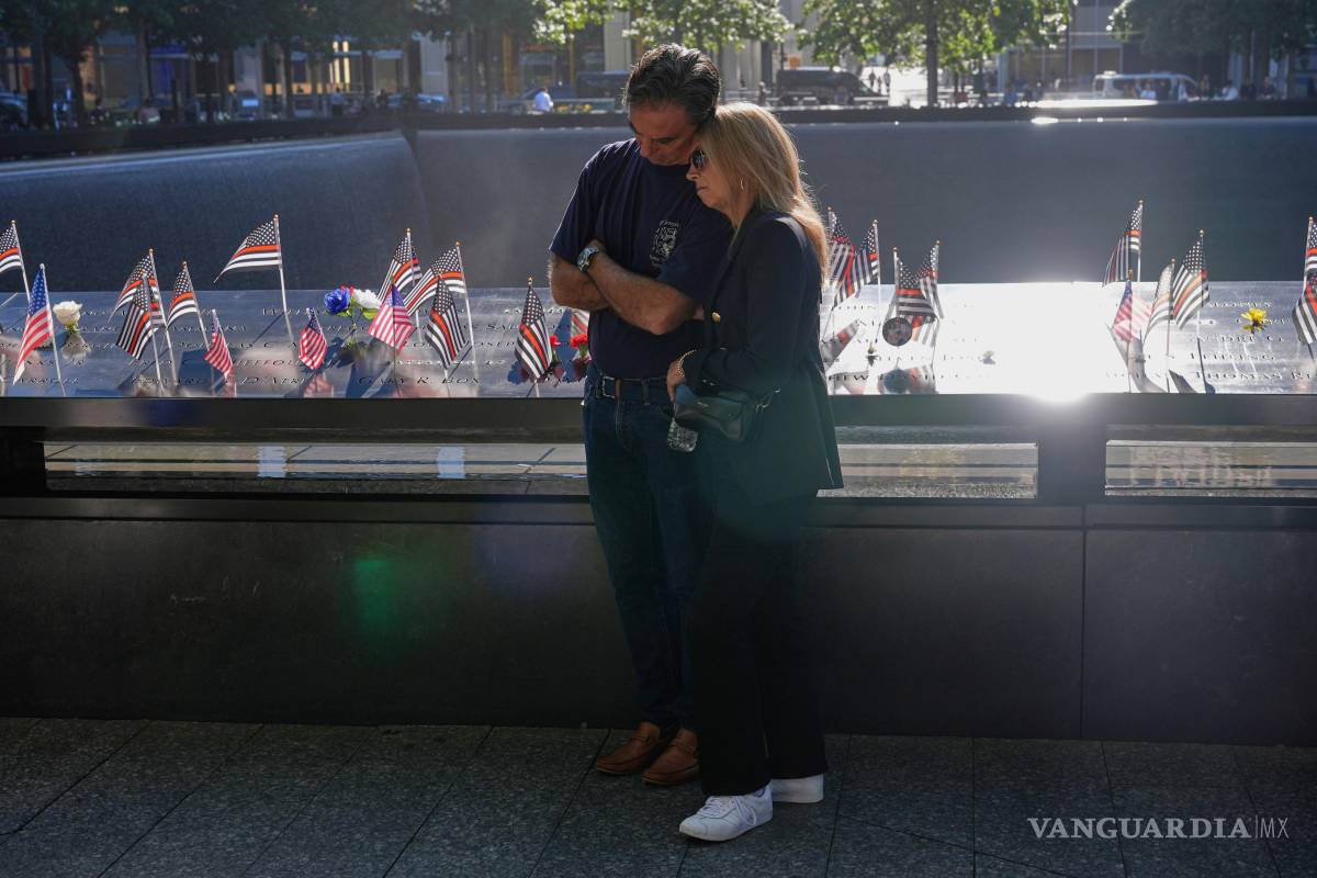 $!Una pareja se inclina durante un momento de silencio durante una ceremonia para conmemorar el 24.º aniversario de los atentados del 11-S.