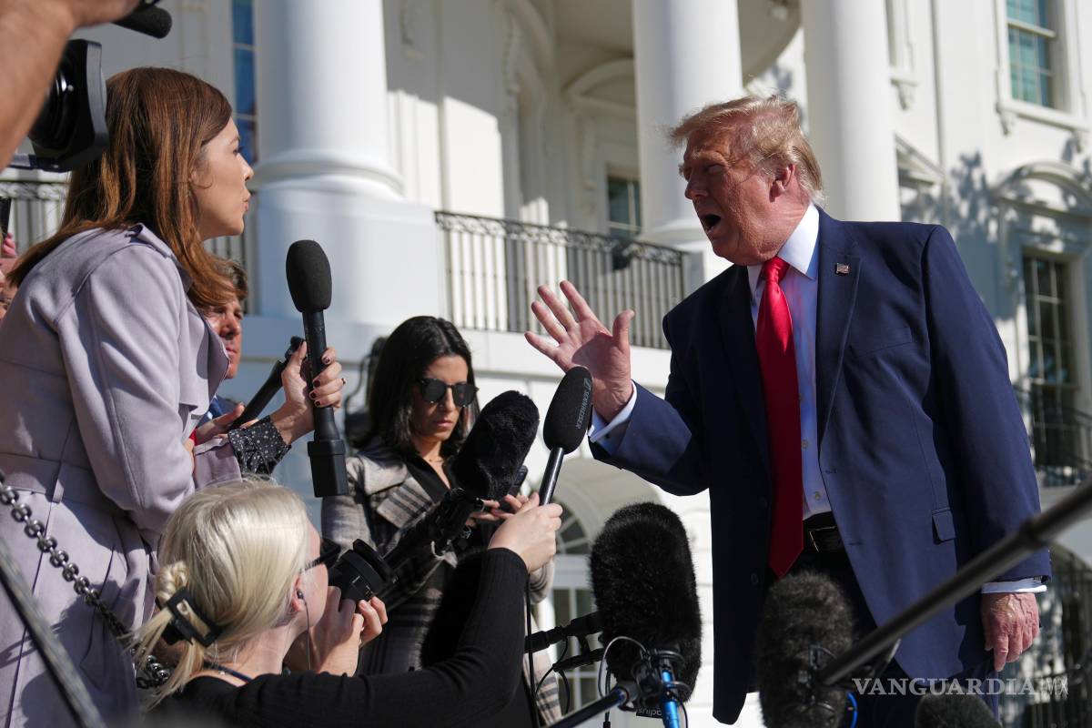 $!El presidente Donald Trump habla con los periodistas antes de subir al Marine One en el jardín sur de la Casa Blanca, el viernes 23 de octubre de 2026, en Washington.