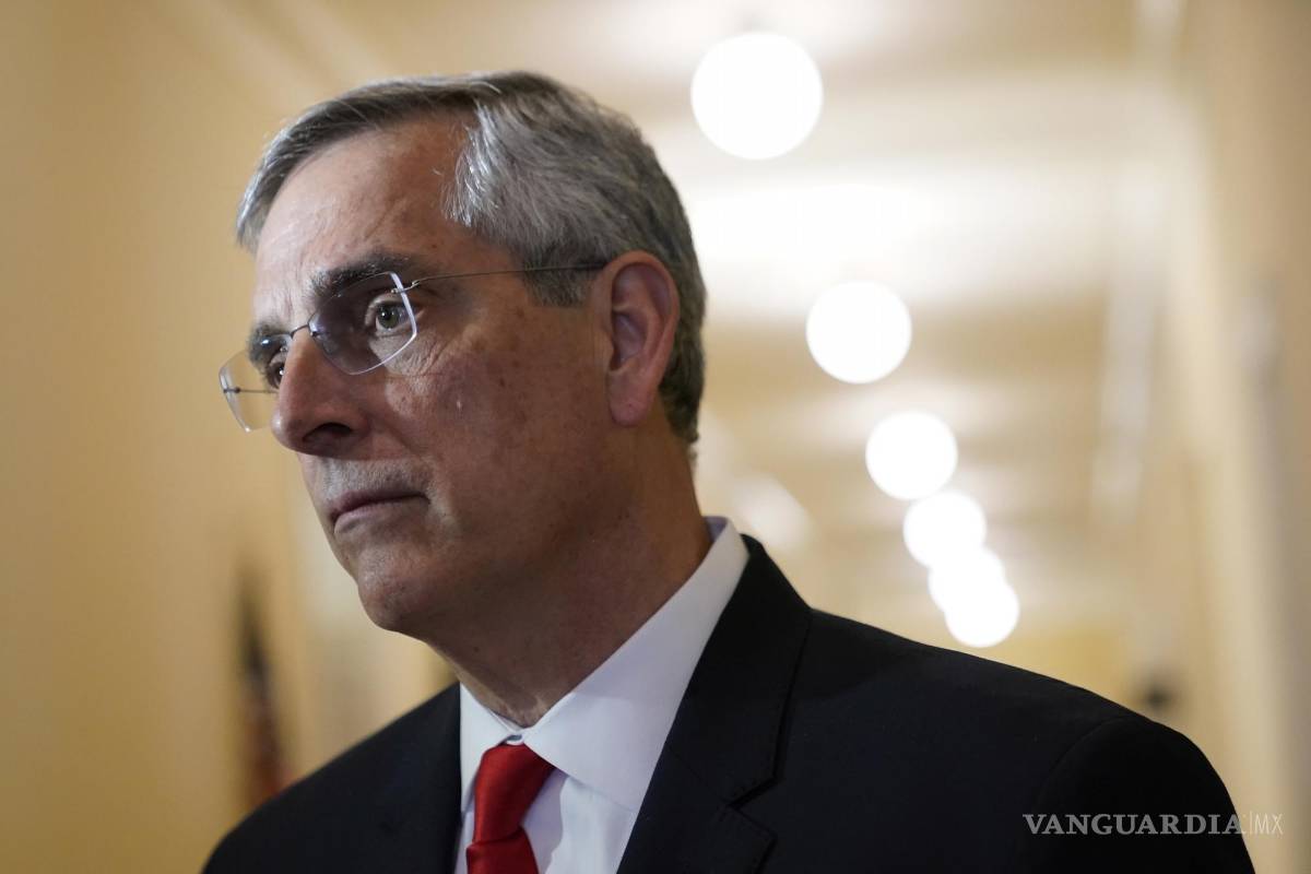 $!El secretario de Estado de Georgia, Brad Raffensperger, habla con un reportero después de testificar ante el comité de la Cámara en Washington.