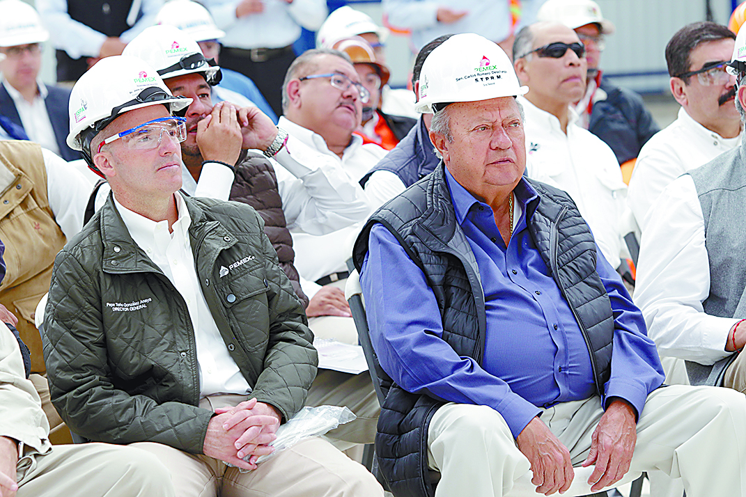 Aún cobran en Pemex los Romero Deschamps... ¡700 mil pesos al mes!