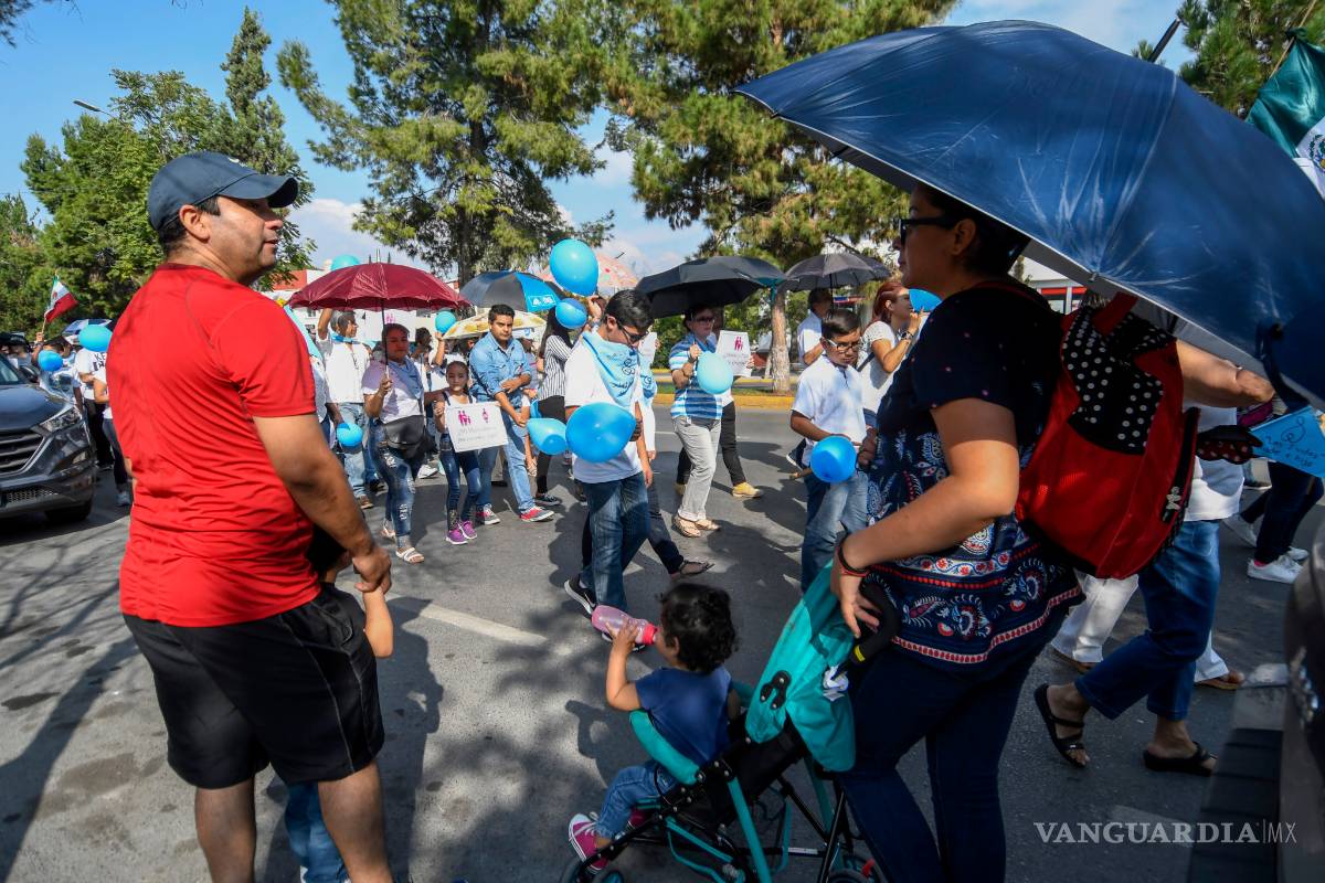 $!Marchan en Saltillo a favor de la vida y la familia tradicional; en 17 estados, en pro del aborto
