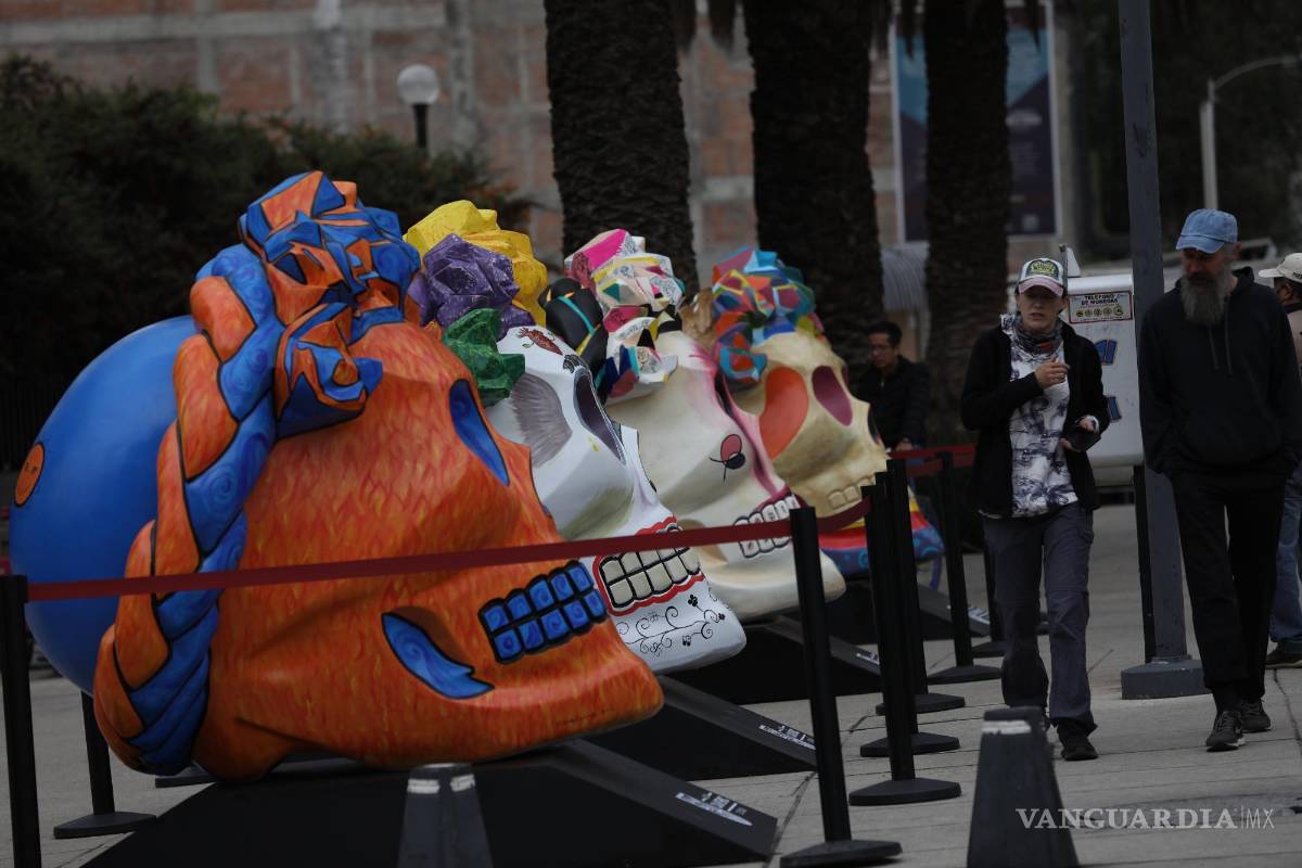 Calaveras gigantes homenajean a Frida Kahlo