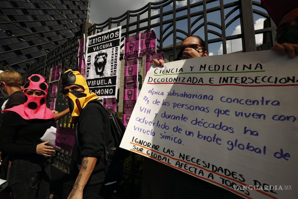 $!Un grupo de personas se manifiestan para exigir vacunas contra la viruela símica afuera de la Secretaria de Salud en Ciudad de México (México).