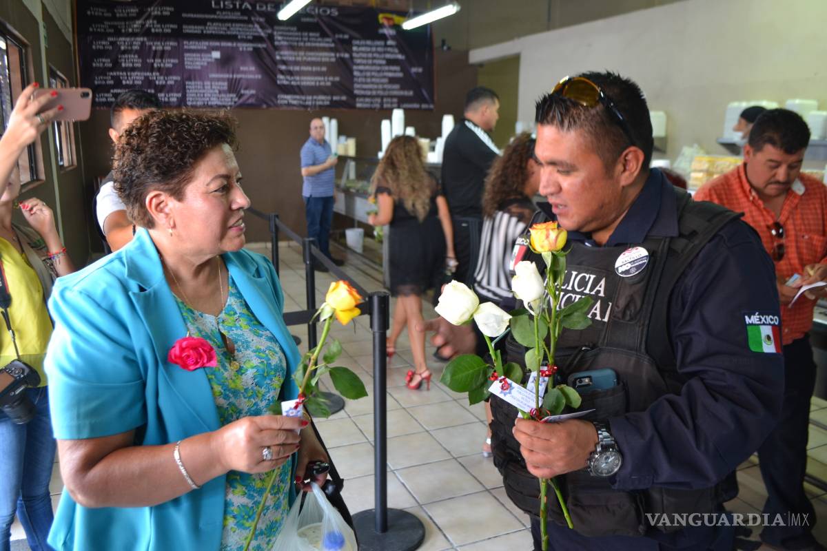 Policías de la Municipal celebran a las mamás