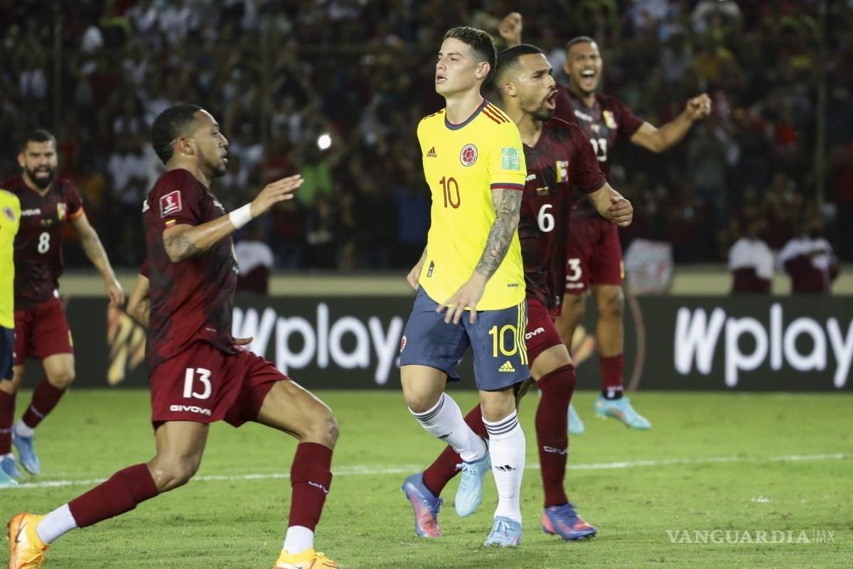 $!James Rodríguez de Colombia se lamenta tras el final del partido de eliminatorias sudamericanas para el Mundial de Catar 2022.