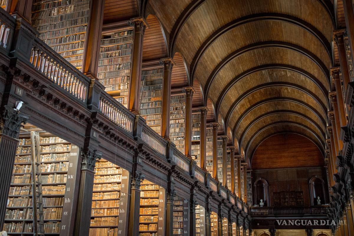 $!La histórica universidad Trinity College, en Dublín, alberga la biblioteca de investigación más grande de Irlanda.