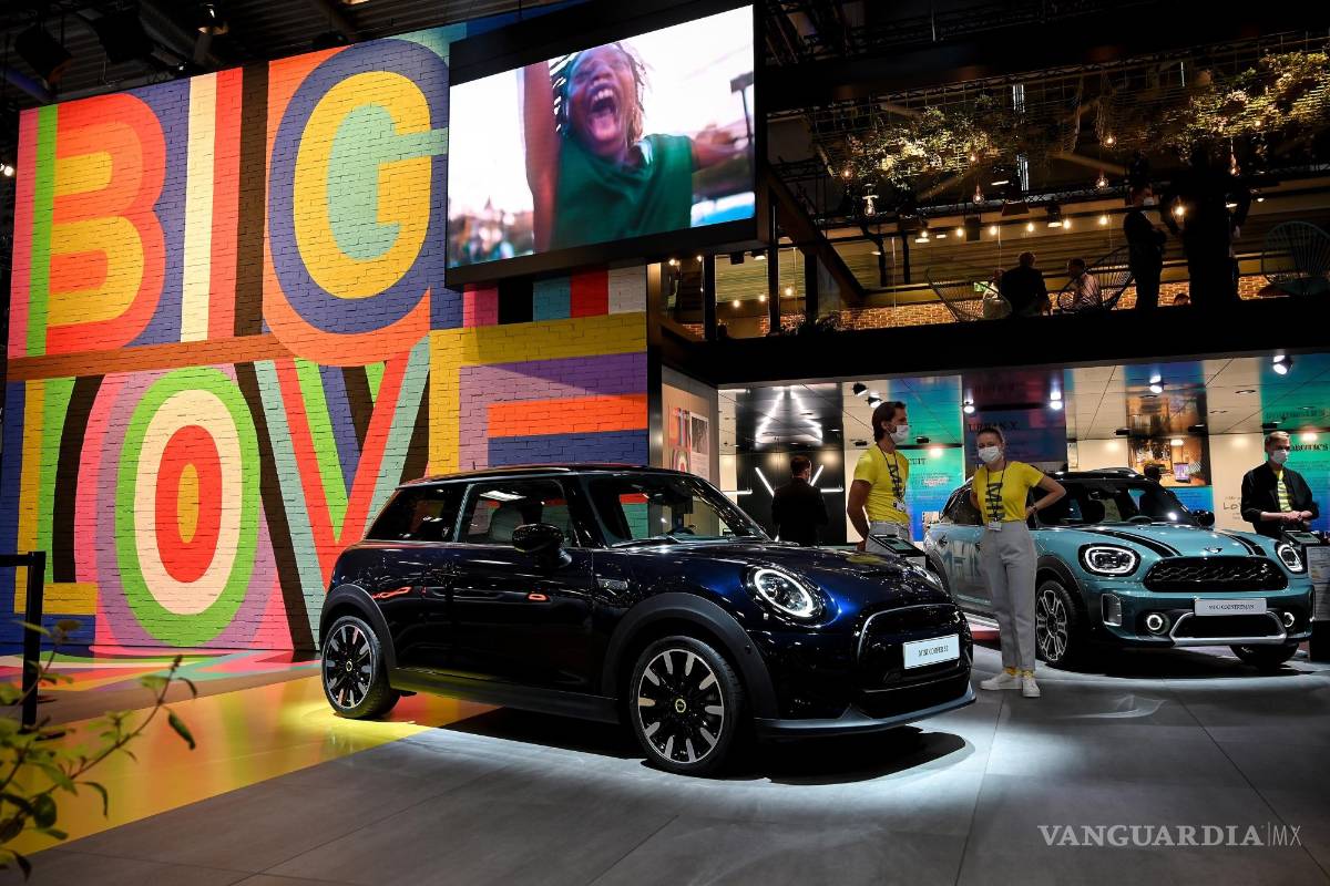 $!Un Mini Cooper SE (L) y Mini Countryman (R) en exhibición en el primer día de vista previa de prensa del Salón Internacional del Automóvil IAA en Munich, Alemania. EFE/EPA/Sascha Stenbach
