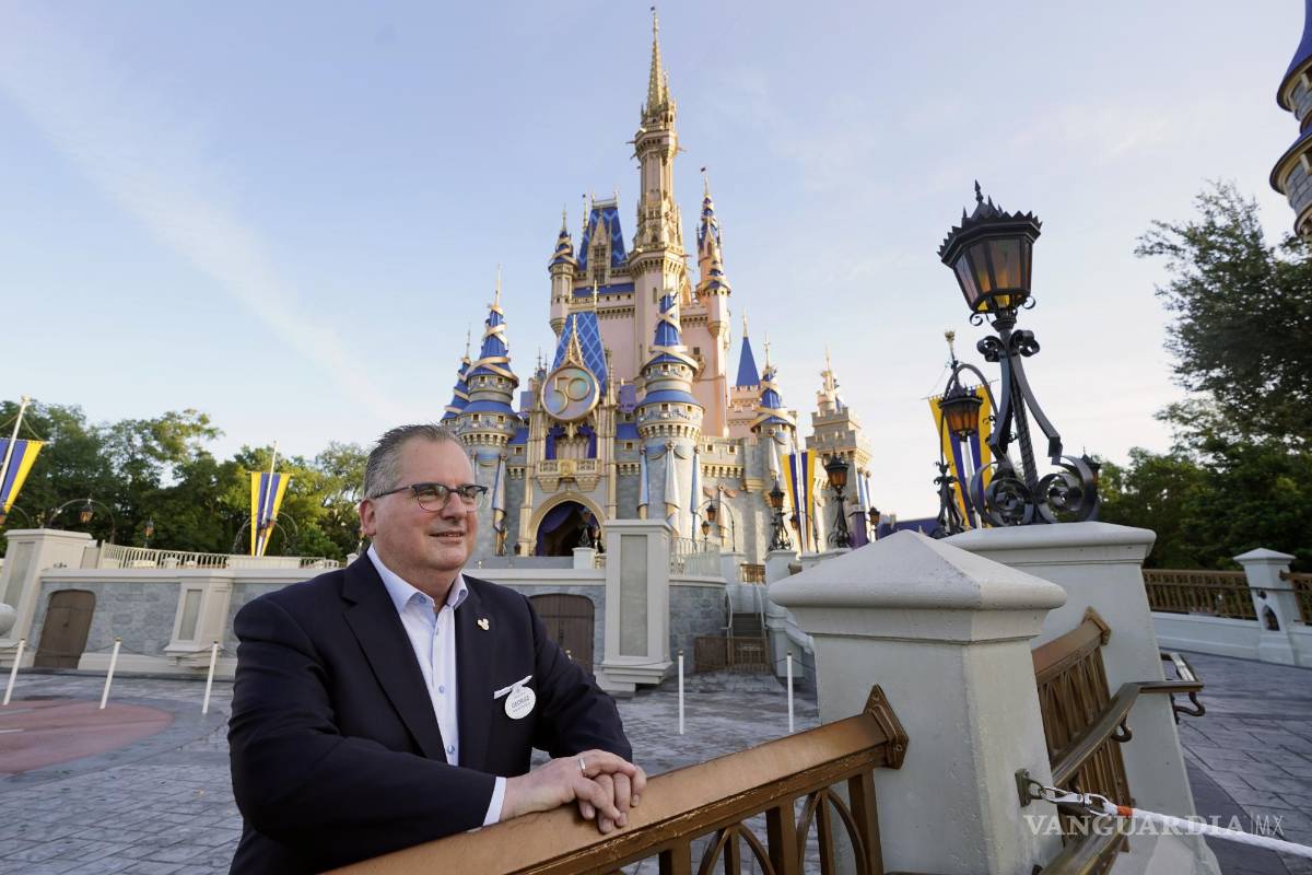 $!George Kalogridis, presidente de desarrollo y enriquecimiento de segmentos para los Parques Disney, se encuentra frente al Castillo de Cenicienta en el parque temático Magic Kingdom en Walt Disney World en Lake Buena Vista, Florida. Kalogridis fue uno de 6,000 empleados que trabajaban en el parque temático el día de la inauguración en 1971. AP/John Raoux