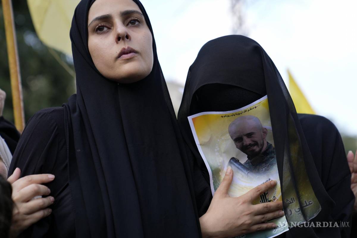 $!La esposa, a la izquierda, y la hermana del miembro de Hezbollah Ali Ftouni, quien murió en una ofensiva israelí, se lamentan durante su procesión fúnebre, el martes 10 de octubre de 2023, en el poblado de Khirbet Selm, en el sur de Líbano. El grupo respaldado por Irán anunció el lunes por la noche que tres de sus combatientes murieron luego de un intenso ataque de Israel contra poblados en el sur de Líbano. (AP Foto/Hussein Malla)