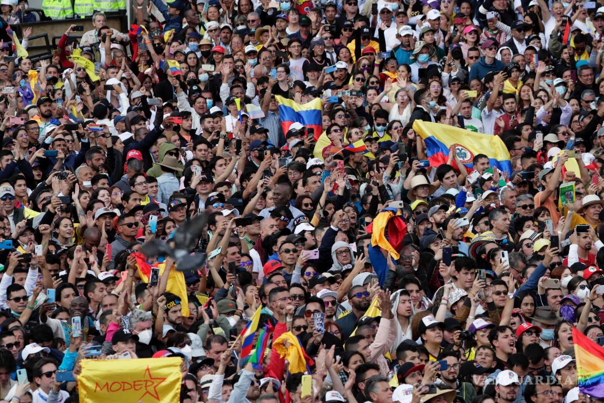 $!Participantes observan la ceremonia de investidura del presidente Gustavo Petro en la Plaza Bolívar de Bogotá, Colombia.