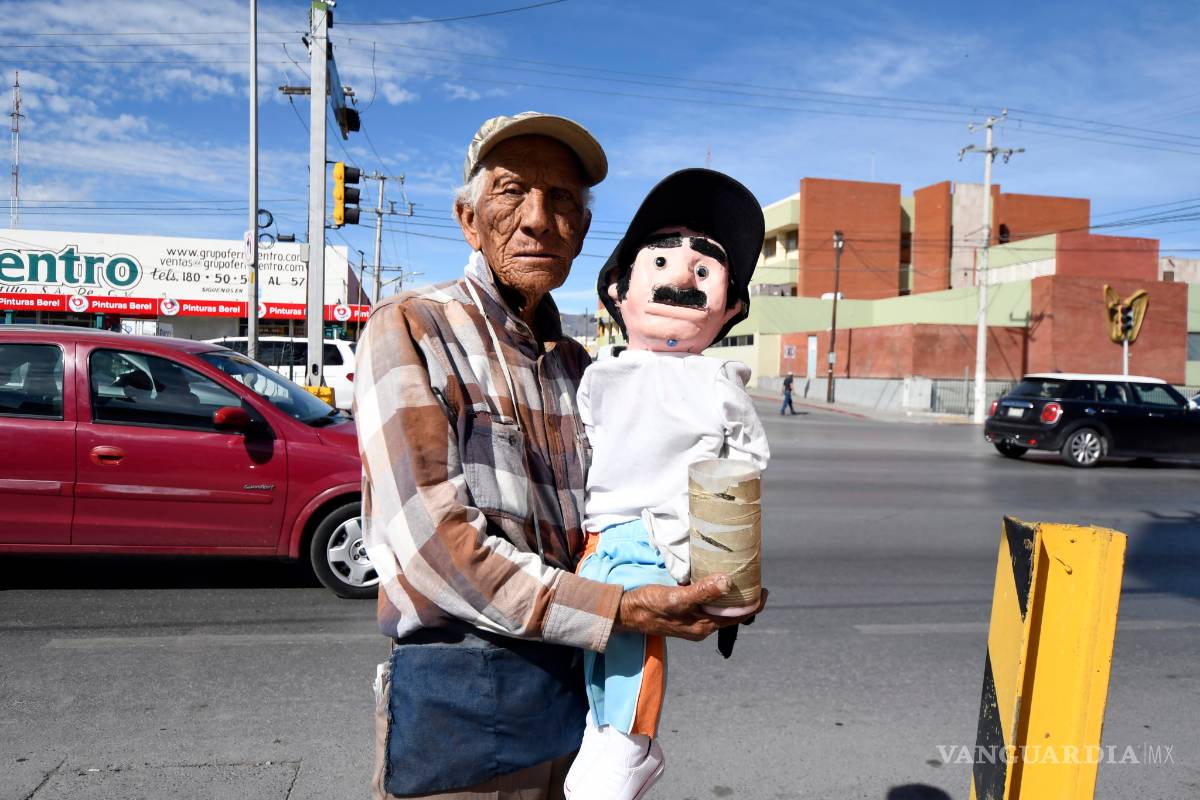$!Mejora salud de don José, a quien robaron su títere en Saltillo