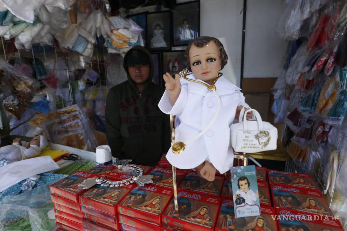 Saltillo: visten con batas a Niño Dios y rinden homenaje a personal médico