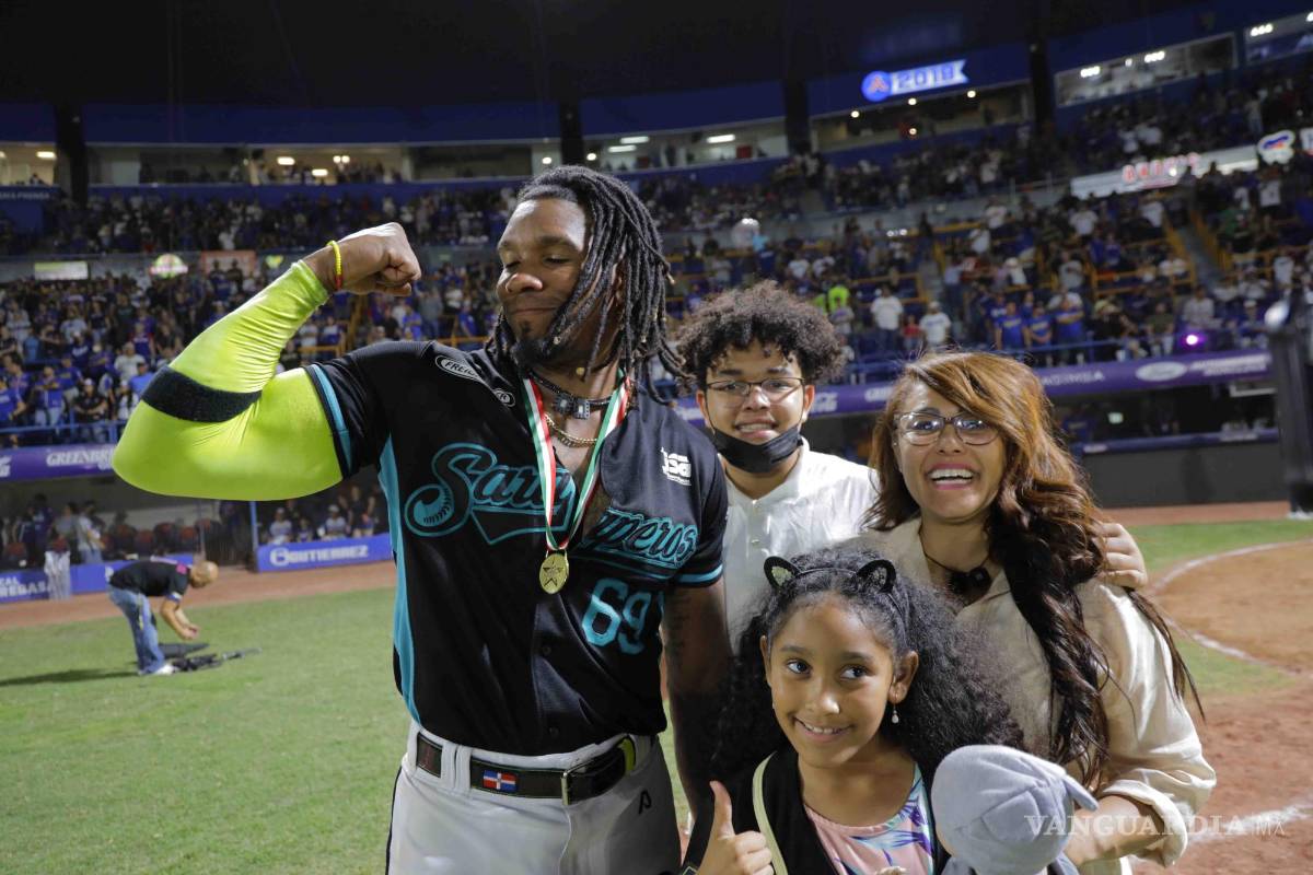 $!En el turno más importante de la noche para Rainel Rosario, parecía que todo se complicaba con un fly de rutina al jardín derecho, pero Tito Polo pifió y permitió que se llenara la casa de norteños.