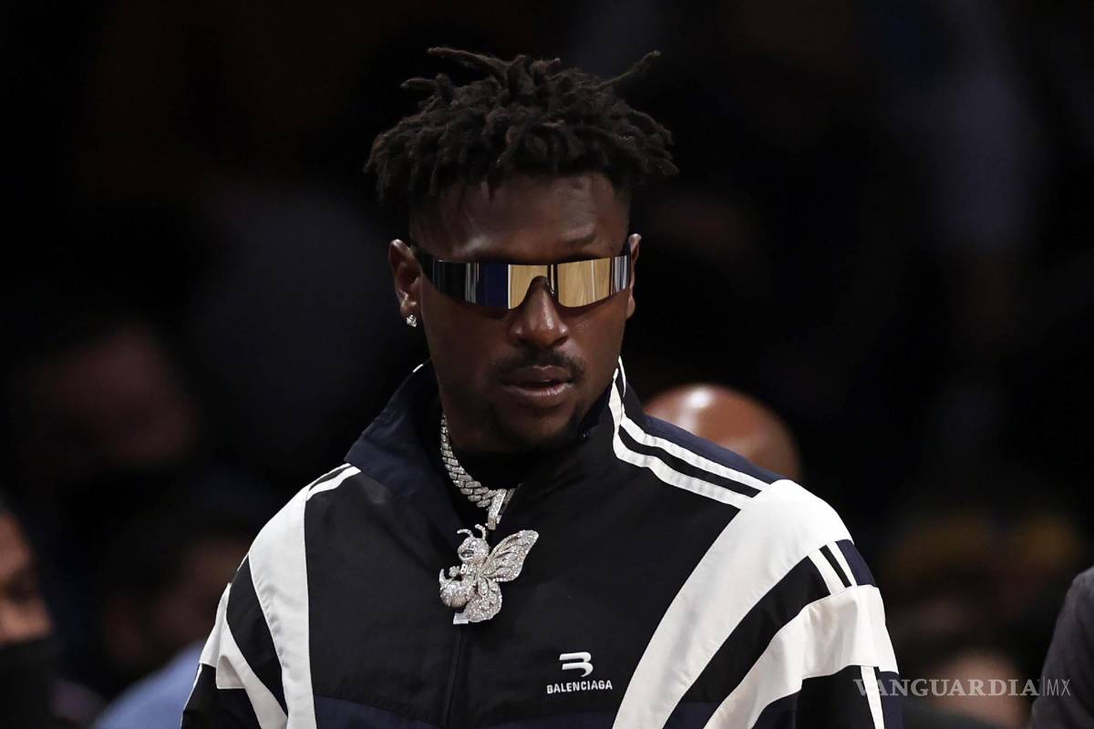 $!Tras la controversia, Antonio Brown fue visto el lunes después del partido en el duelo entre Grizzlies y Nets de la NBA.