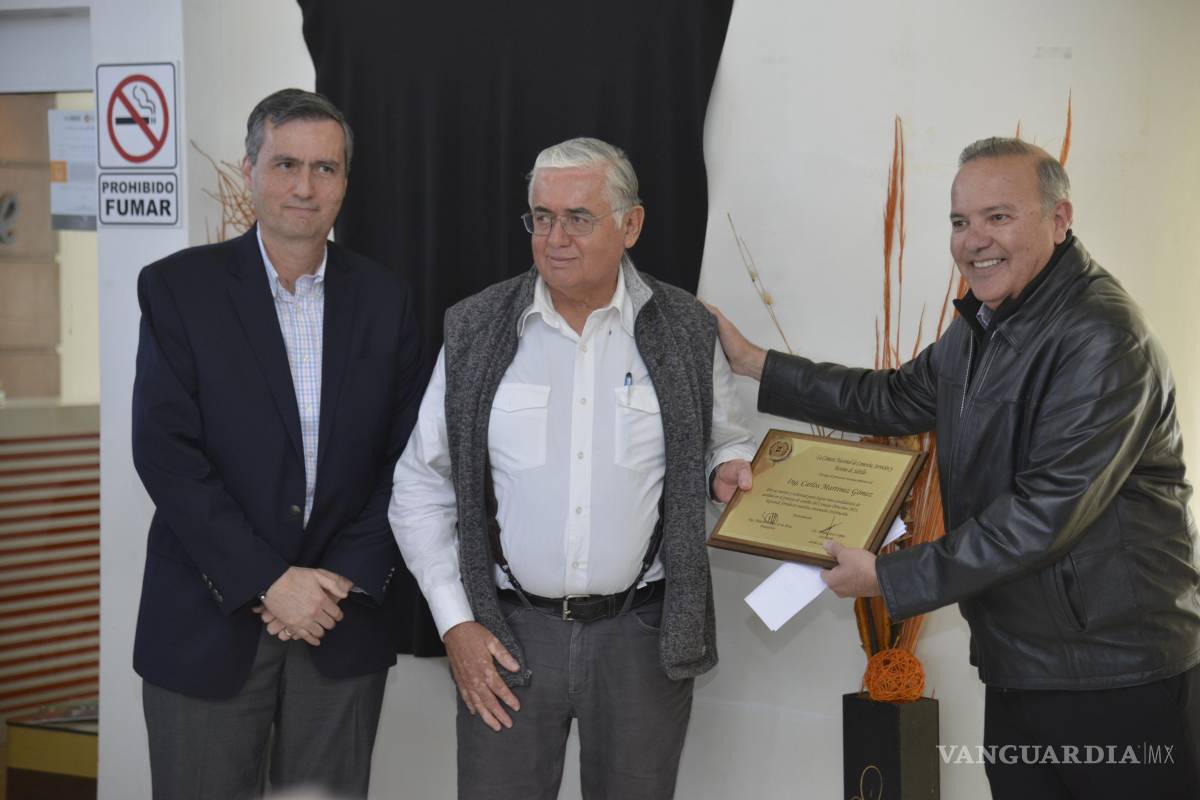 $!Carlos Martínez Gómez recibiendo el reconocimiento.