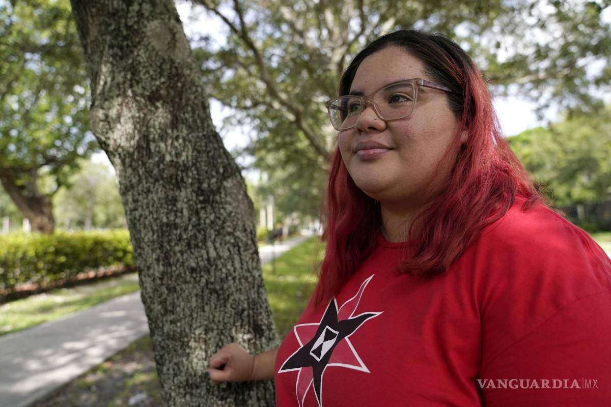 $!Cynthia Moreno, de 32 años, frente a las oficinas de la agencia de Inmigración y Control de Aduanas en Miramar, Florida.