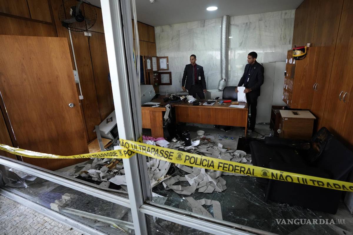 $!Los agentes inspeccionan una sala de seguridad que fue destrozada dentro del Palacio de Planalto, la oficina del presidente en Brasilia, Brasil.