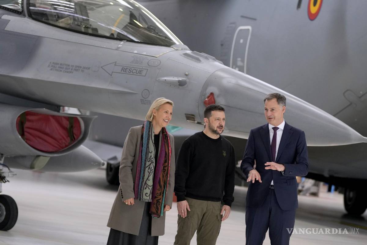 $!El primer ministro belga, Alexander De Croo (d) y el presidente de Ucrania, Volodímir Zelenski, frente a un F-16 en Melsbroek en Bruselas.