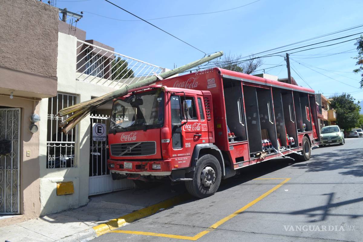Avanza camión sin freno hasta pegar contra casa en Saltillo