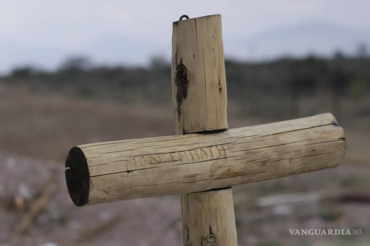 $!Una cruz de madera con su nombre grabado fue lo que se colocó con la tumba de la niña asesinada