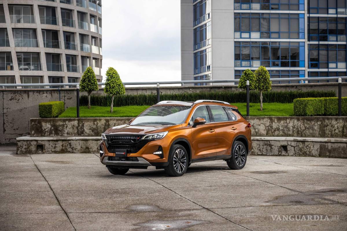 Vuelve la más popular con rostro imponente