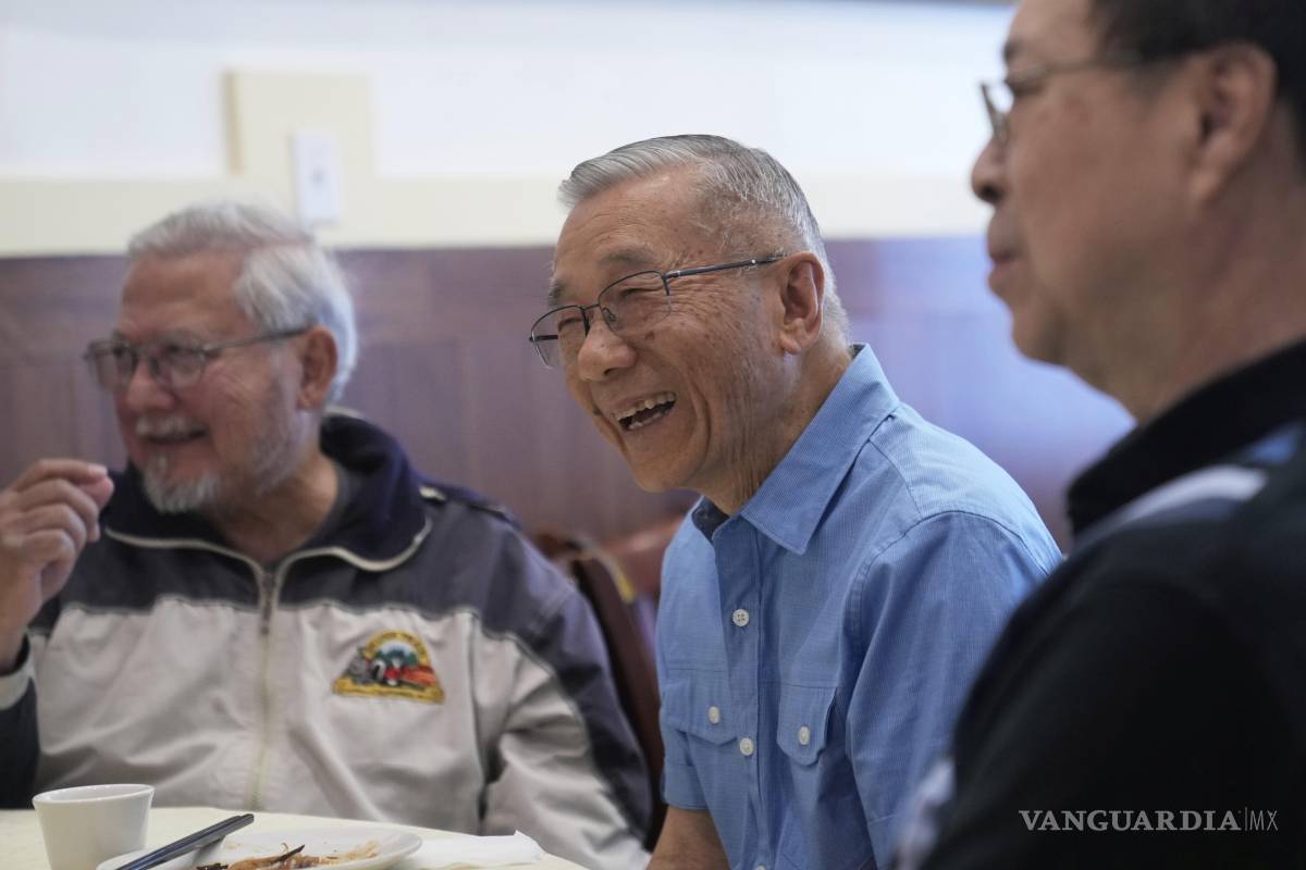 $!William Fong, en el centro, se ríe mientras almuerza con compañeros de su clase de octavo grado de 1961 en un restaurante de San Francisco.