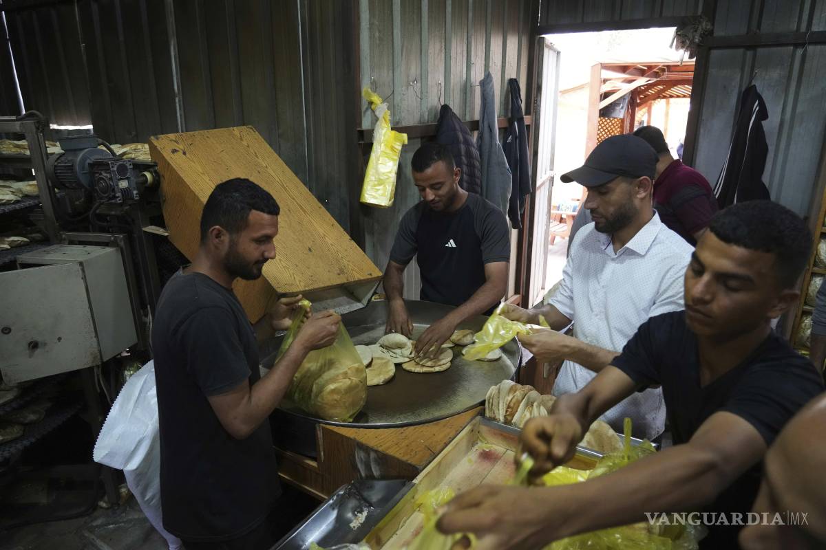 $!Palestinos hornean pan después de que el PMA pudo traer harina por primera vez en más de un mes, ya que Israel permitió el ingreso de ayuda a la Franja de Gaza.