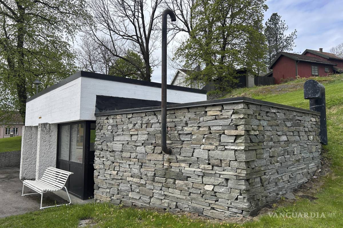 $!Entrada sobre el suelo de un refugio público, con capacidad para unas 450 personas en caso de crisis o guerra, en Kongsberg, Noruega.