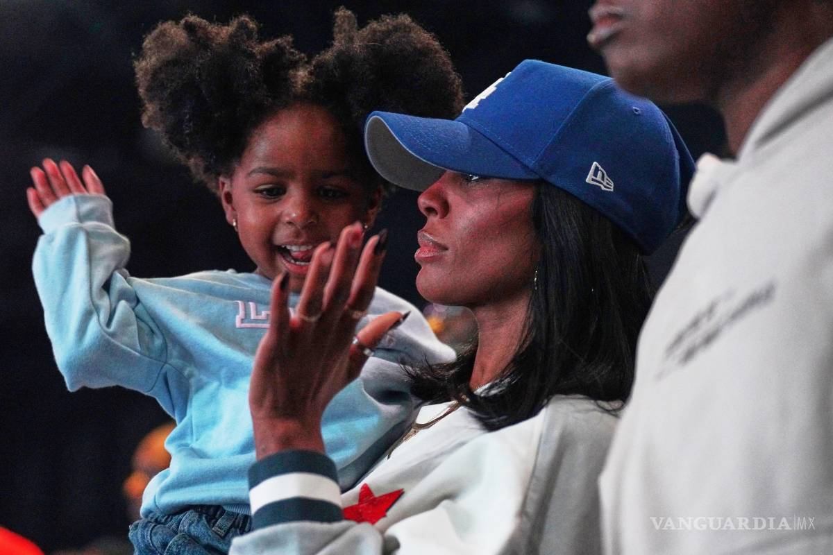 $!La podcaster cristiana Megan Ashley (centro) asiste a un servicio en la Iglesia 2819 el domingo 16 de noviembre de 2025 en Atlanta.