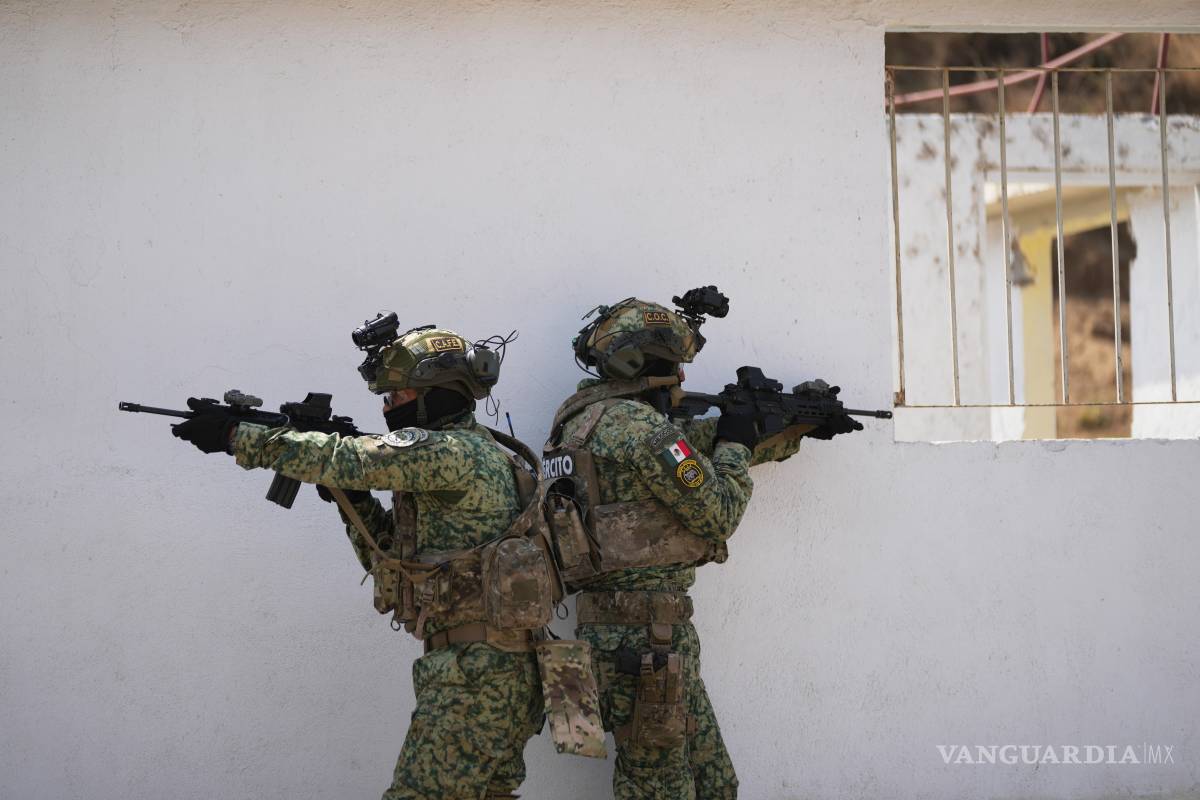 $!Una unidad de fuerzas especiales del Ejército mexicano participa en un simulacro antiterrorista en un centro de entrenamiento.
