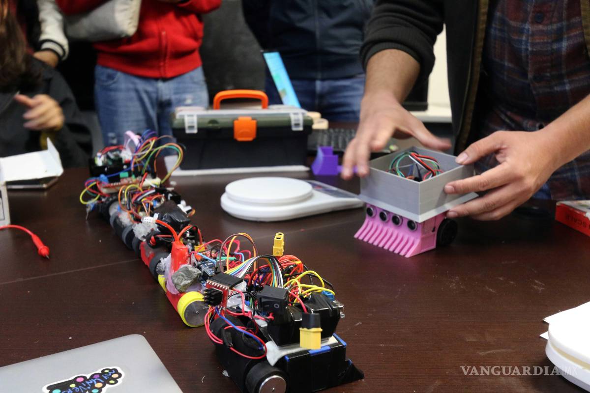 $!Nueve robots superaron las pruebas de revisión de peso y componentes antes de competir en el torneo universitario.