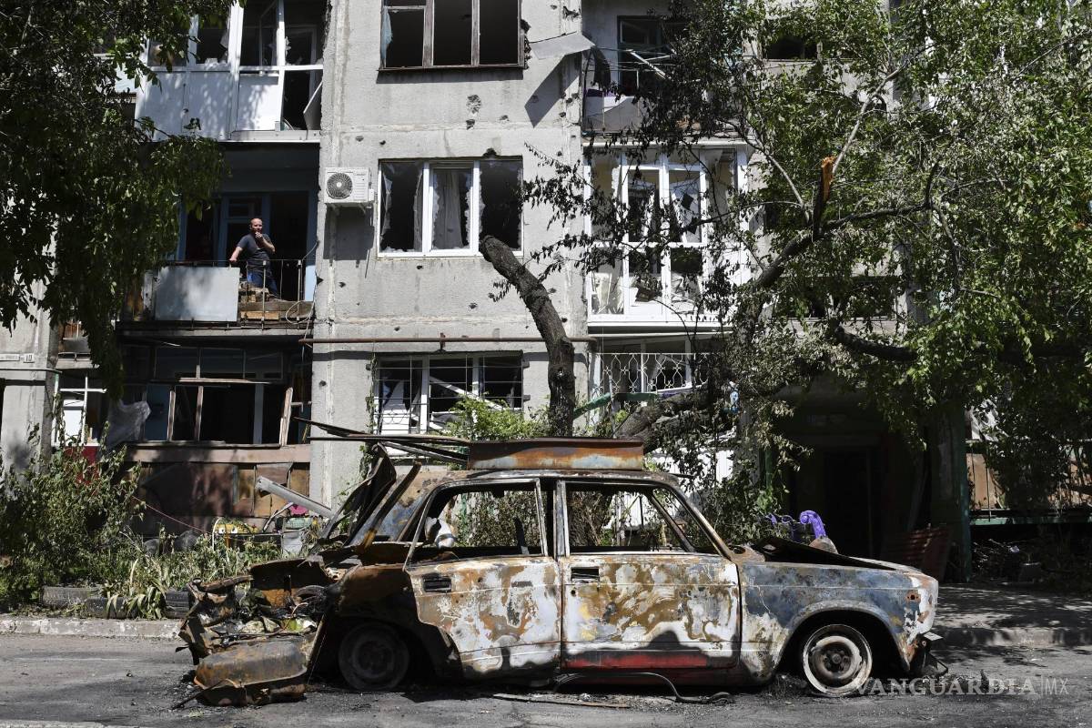 $!Un auto destruido está junto a un edificio residencial dañado por un misil en Sloviansk, Ucrania, 31 de mayo de 2022.