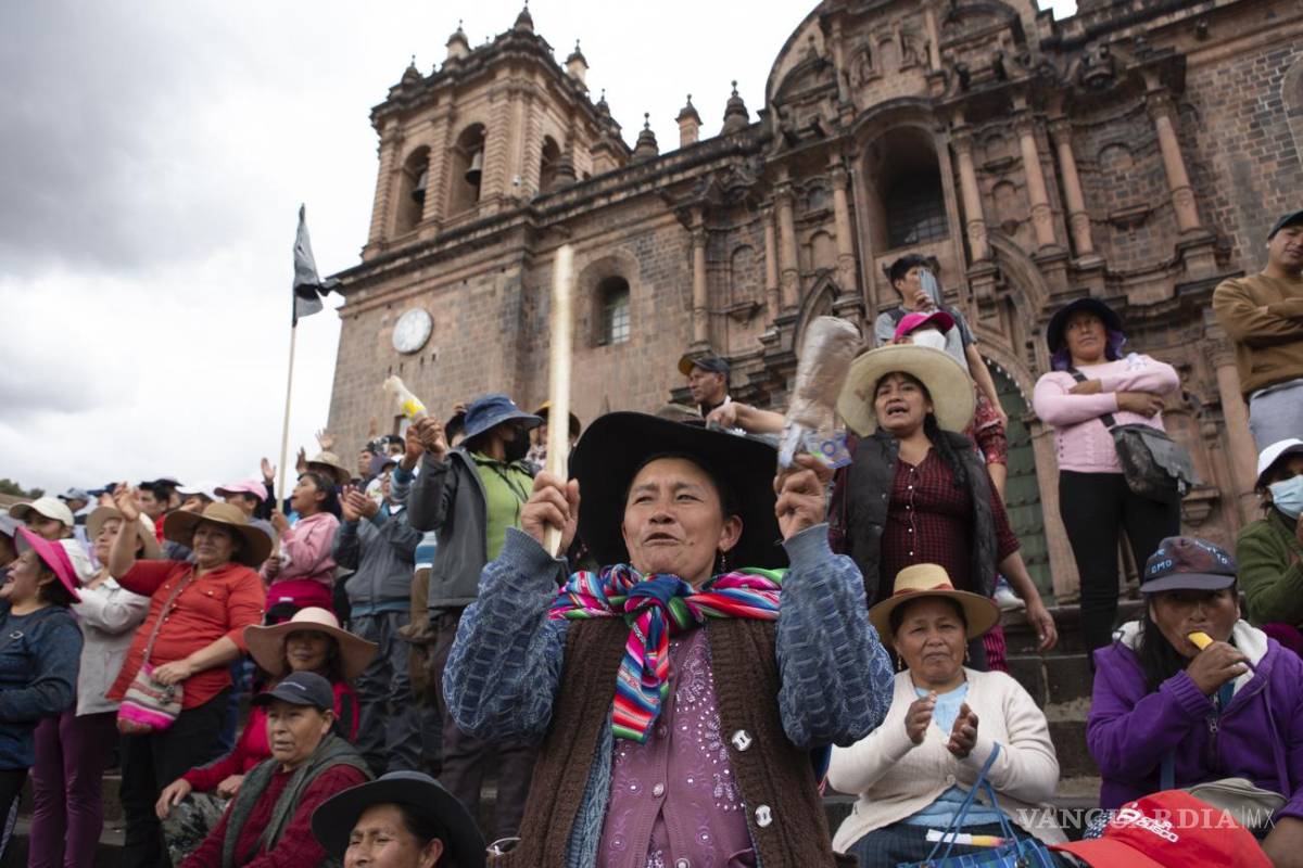$!Una persona da la bienvenida a manifestantes de diferentes regiones del departamento de Cusco cuando se unen a las protestas antigubernamentales.