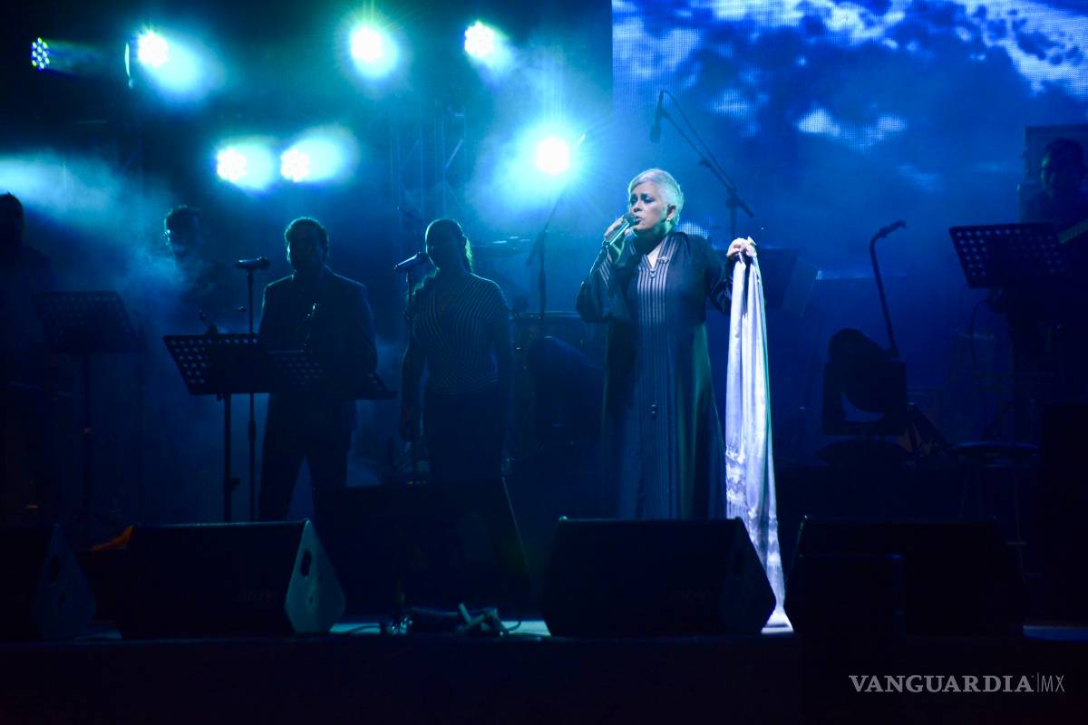 La voz de Eugenia León pone punto final al aniversario 441 de Saltillo