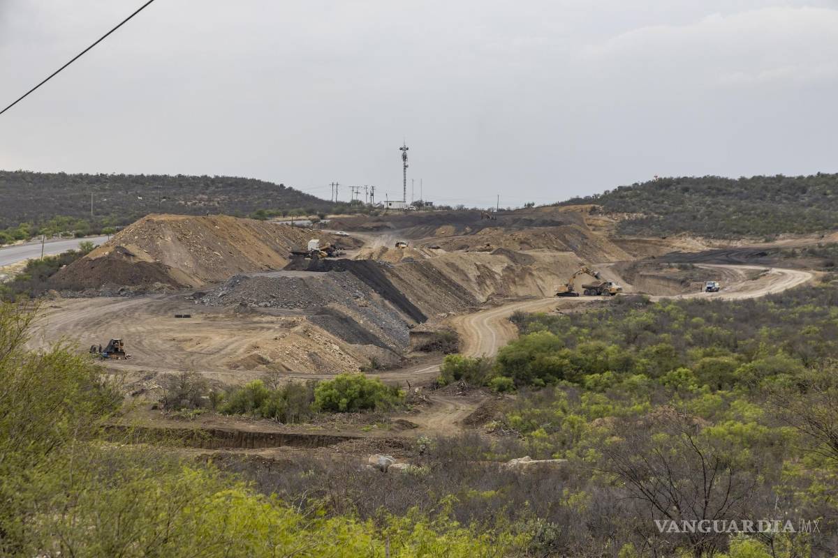 $!Las comunidades de la región Carbonífera han aprendido a convivir con esos cerros artificiales de desperdicios.